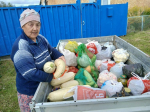 Жители Абалака поделились урожаем с мужским монастырём